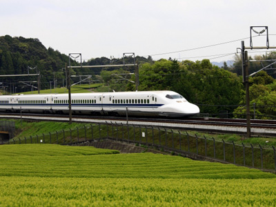 旅行により日常生活から離れ、旅先で美しい自然や情景と触れ合い美味しいものを食べたりすることで、ストレスが低下し心の落ち着きを取り戻すことができます。